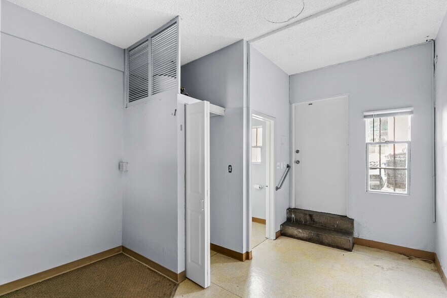 More Photos Of 513 E Broadway, Glendale Storefront For Lease