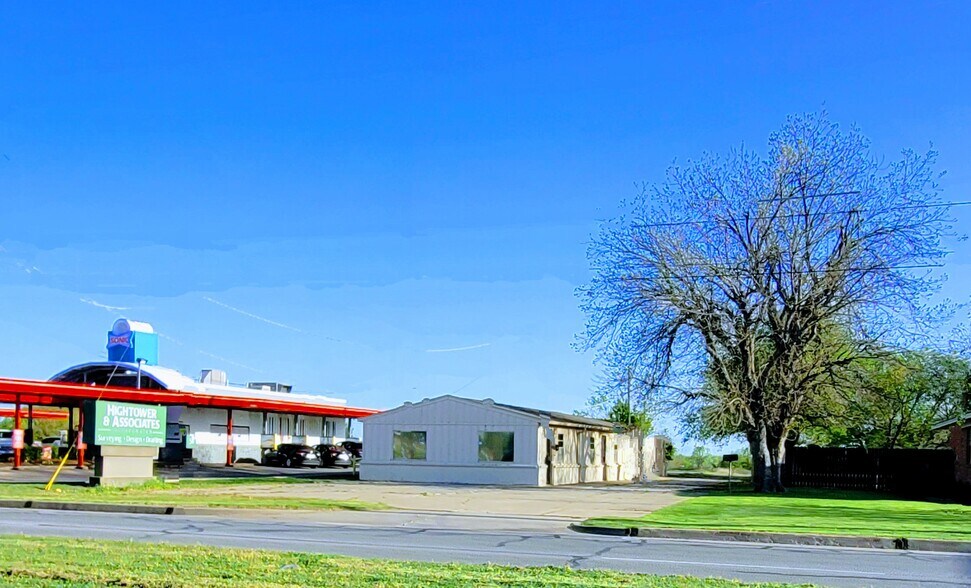 More Photos Of 2614 SW Lee Blvd, Lawton Office For Sale