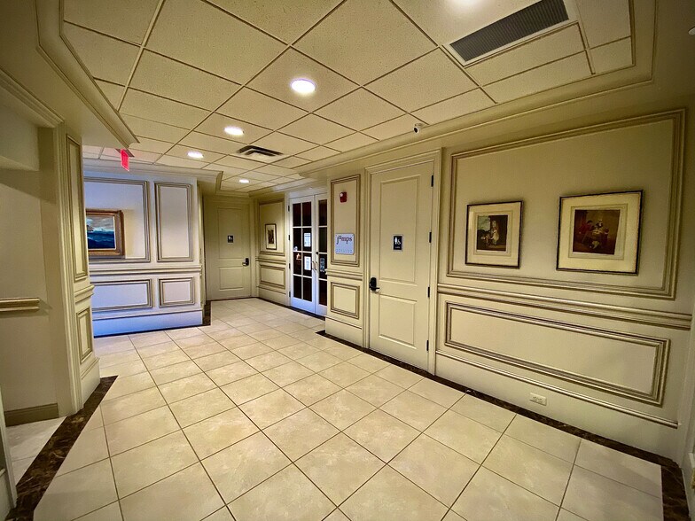More Photos Of 63 Kercheval Ave, Grosse Pointe Farms Office For Lease