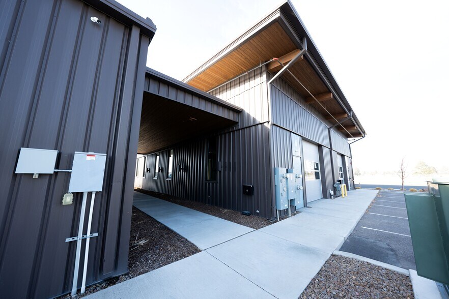 More Photos Of 240 Eastland Dr, Twin Falls Flex For Lease