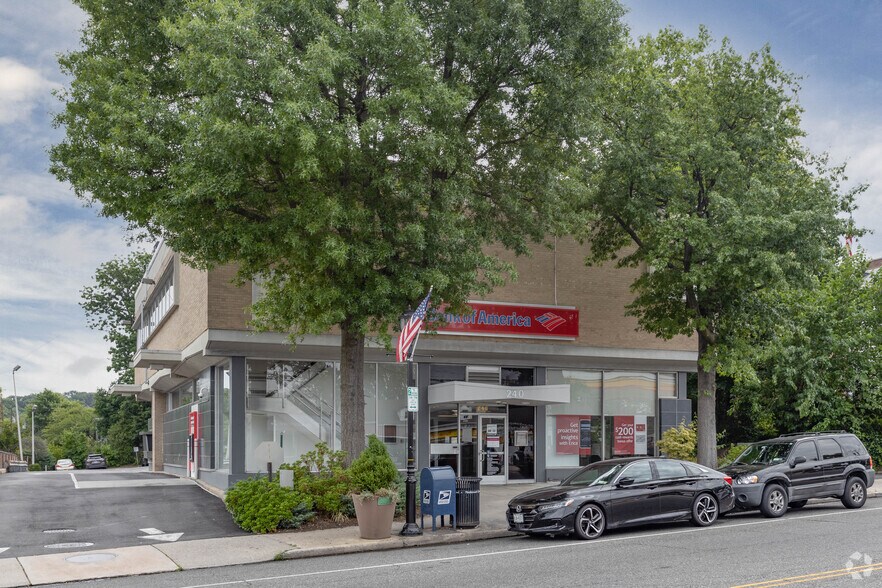 More Photos Of 240 Plandome Rd, Manhasset Office For Lease