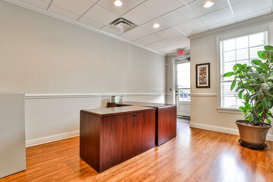 More Photos Of 1905 Woodstock Rd, Roswell Office For Lease