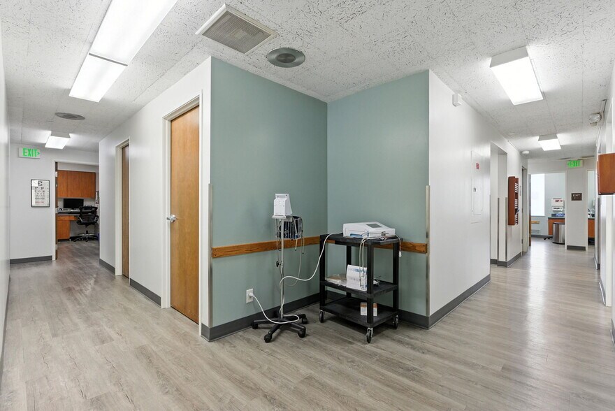 More Photos Of 400 NE Roberts Ave, Gresham Medical For Sale