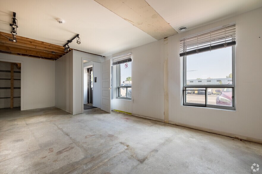 More Photos Of 3400 Boul Losch, Saint-hubert Warehouse For Lease