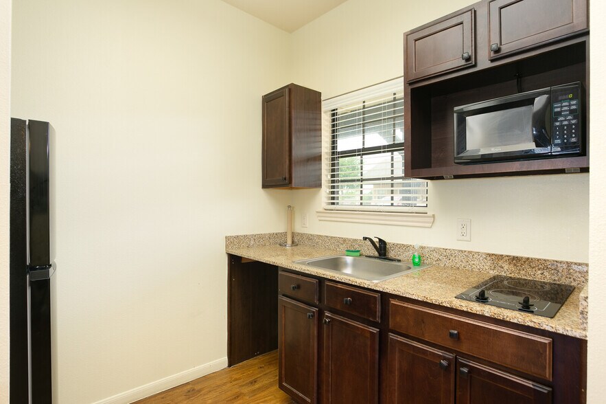 More Photos Of 301 W State Highway 72, Kenedy Hotel For Sale