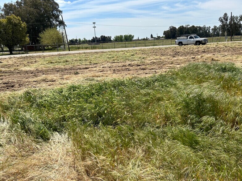 More Photos Of 7212 E Kings Canyon Rd, Fresno Land For Lease