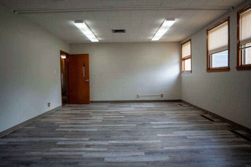More Photos Of 330 W Halleck St, Papillion Religious Facility For Lease