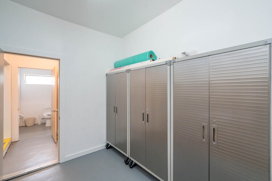 More Photos Of 1020 Roosevelt Ave, San Antonio Freestanding For Sale