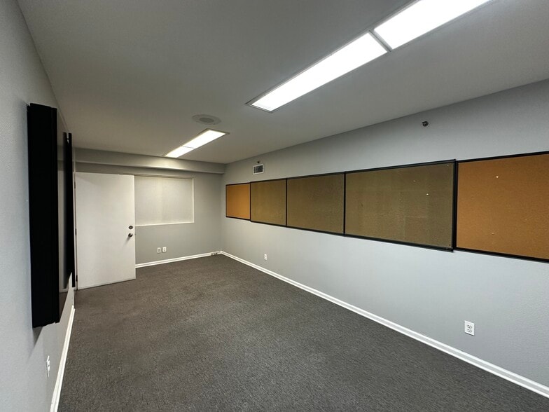 More Photos Of 395 Westbury Blvd, Hempstead Warehouse For Lease