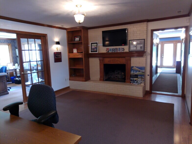 More Photos Of 10 Shoshone Dr, Carmel Office For Lease