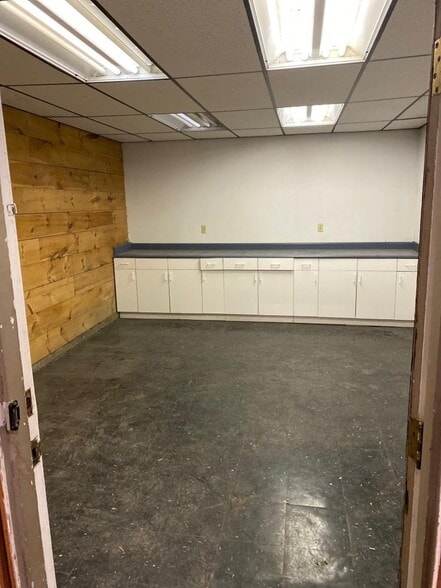 More Photos Of 111-135 Paine St, Troy Distribution For Sale