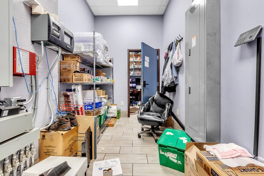 More Photos Of 7641 Hacks Cross Rd, Olive Branch Service Station For Sale