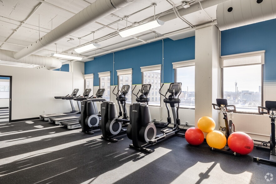 More Photos Of 555 Rue Chabanel O, Montréal Office For Sale