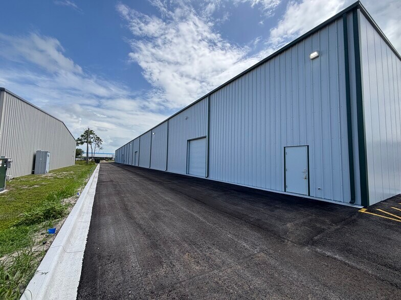 More Photos Of 3092 Oxbow Cir, Cocoa Industrial For Lease