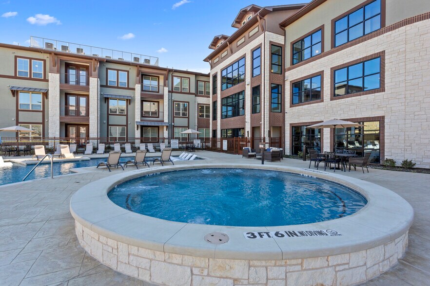 More Photos Of 900 Cinema Dr, Hudson Oaks Apartments For Lease