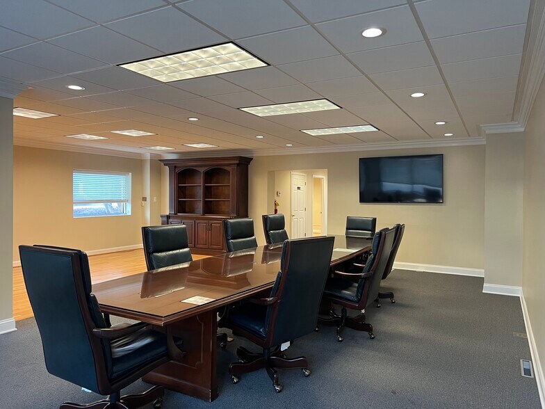 More Photos Of 165 N Renfro St, Mount Airy Office For Sale