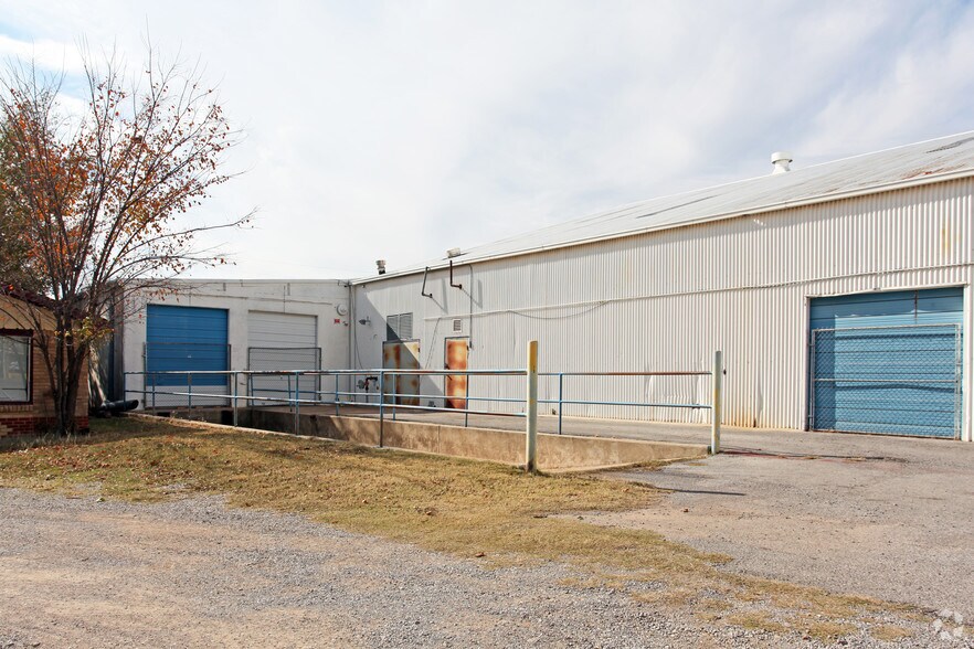 More Photos Of 2410-2412 SW Lee Blvd, Lawton Warehouse For Lease