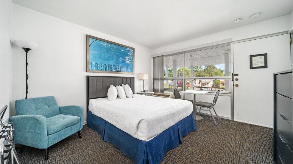 More Photos Of 1010 E Front St, Traverse City Hotel For Sale