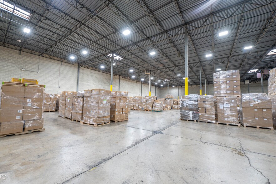 More Photos Of 2501-2575 Allan Dr, Elk Grove Village Warehouse For Lease