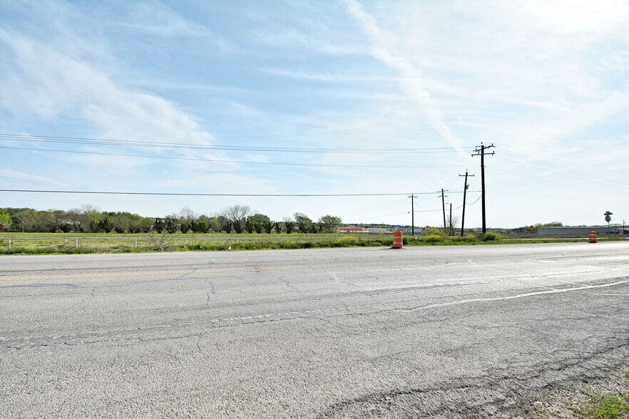 More Photos Of 120 E Zipp Rd, New Braunfels General Retail For Sale