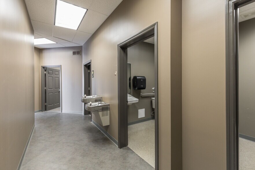 More Photos Of 9998 Gravois Rd, Saint Louis Freestanding For Lease