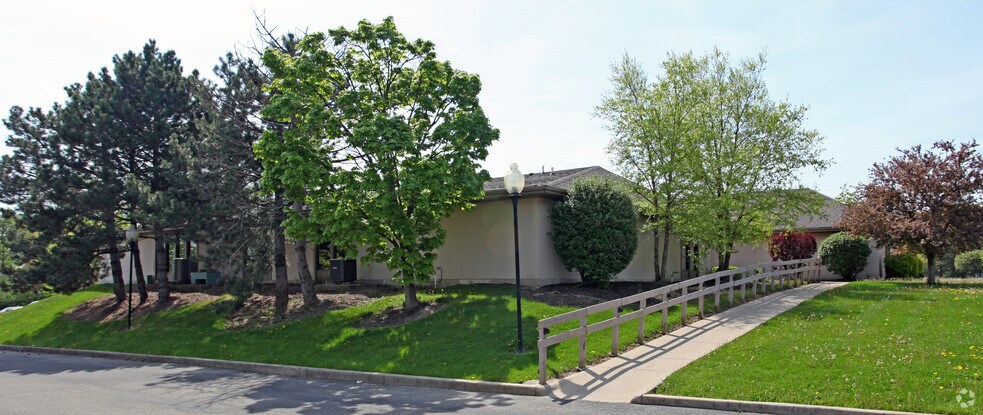 More Photos Of 910 Taywood Rd, Englewood Medical For Lease