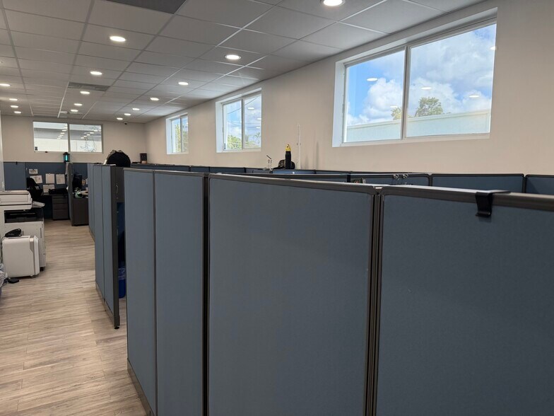 More Photos Of 2115-2145 SW 2nd Ave, Fort Lauderdale Showroom For Sale
