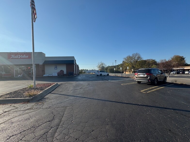 More Photos Of 33503-33533 5 Mile Rd, Livonia Storefront For Sale