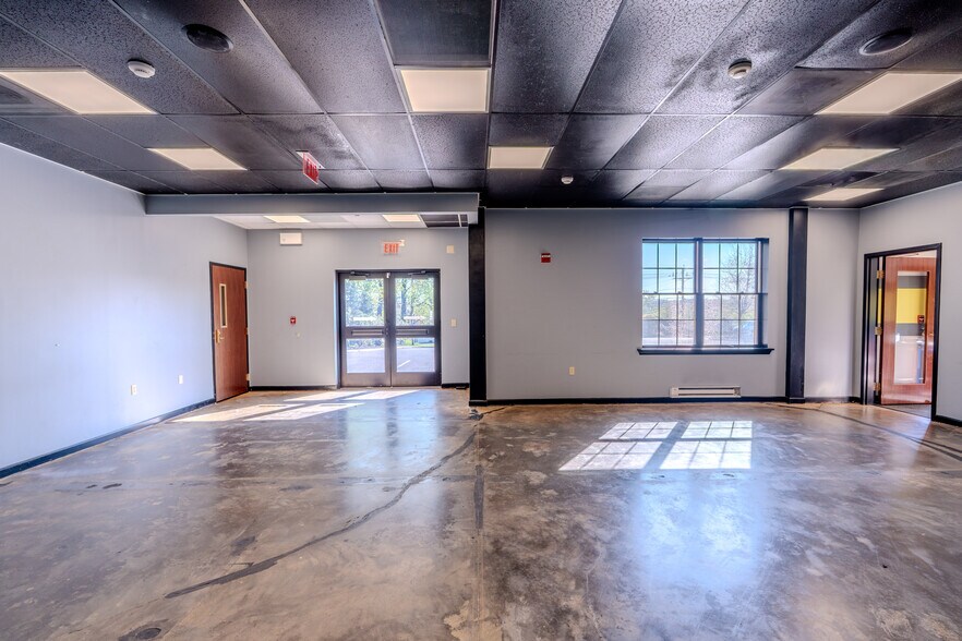More Photos Of 1931 Washington Valley Rd, Martinsville Storefront Retail Office For Lease