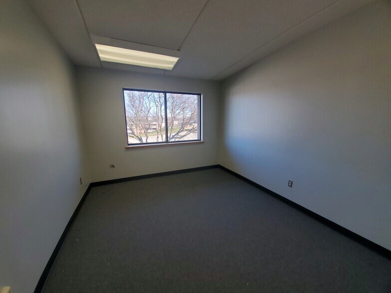 More Photos Of 2690 Fleur Dr, Des Moines Office For Lease