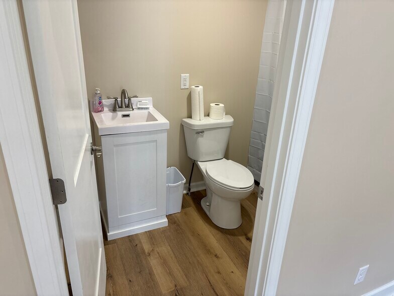 More Photos Of 01821 73rd St, South Haven Warehouse For Lease