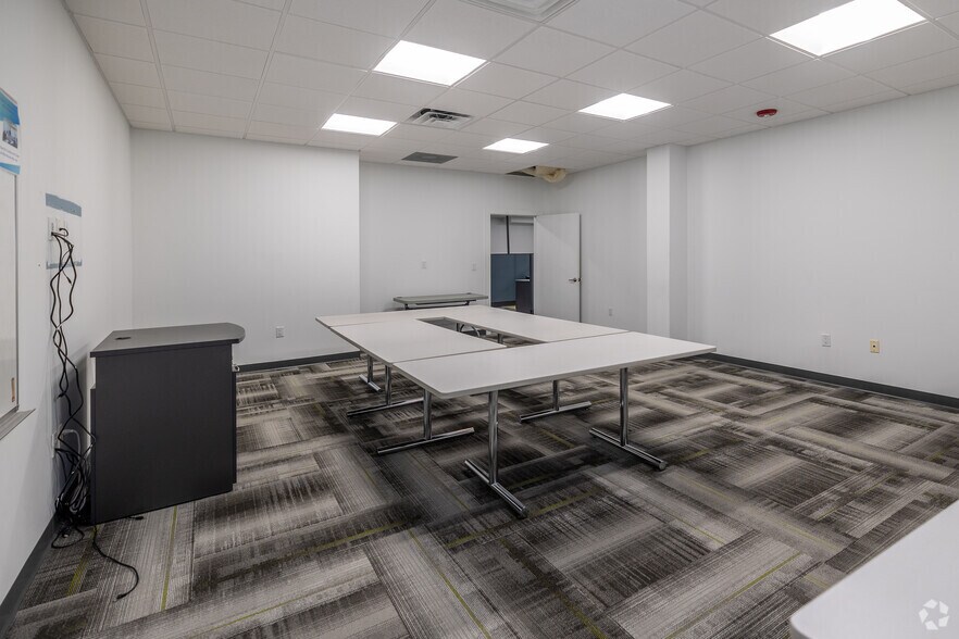 More Photos Of 3733 University Blvd W, Jacksonville Office For Lease