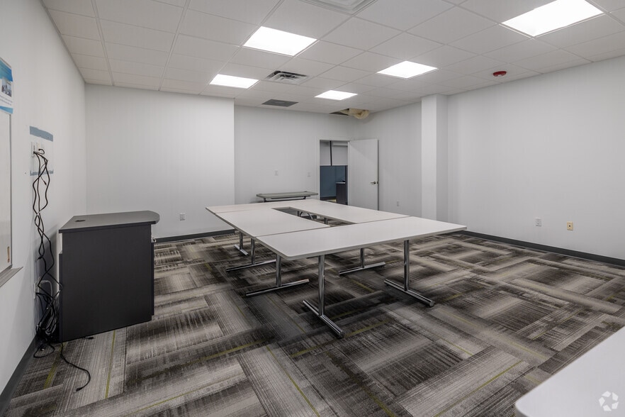 More Photos Of 3733 University Blvd W, Jacksonville Office For Lease