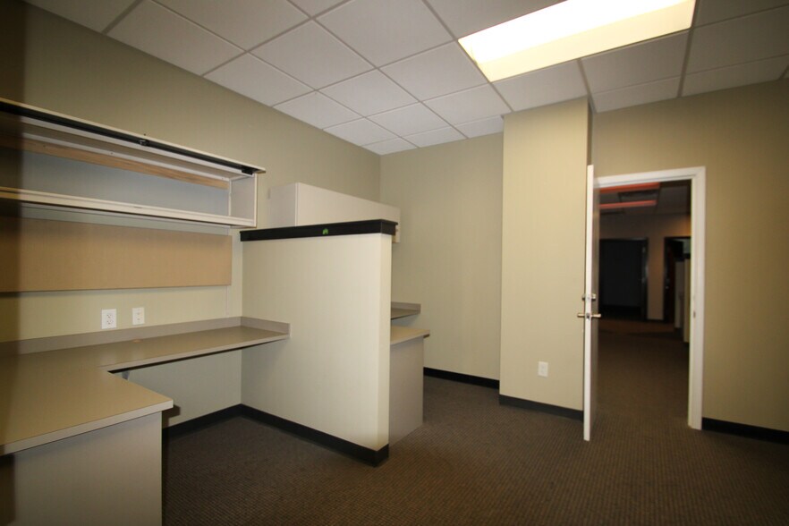 More Photos Of 9911 Shelbyville Rd, Louisville Office For Lease
