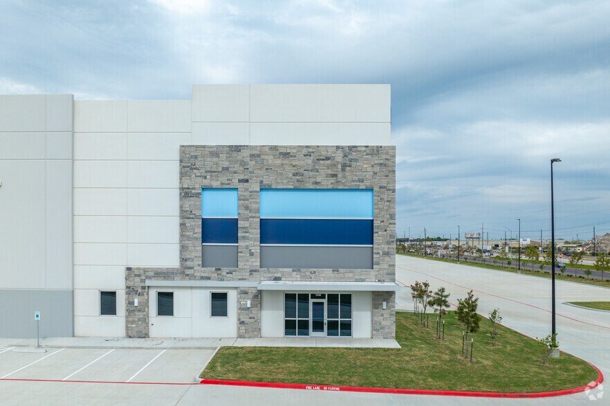 More Photos Of 11249 I-10 E, Mont Belvieu Distribution For Lease