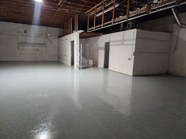 More Photos Of 284 S Center St, Pierson Auto Repair For Lease