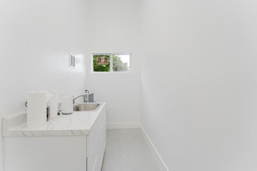 More Photos Of 654 NW 22nd Rd, Fort Lauderdale Light Distribution For Sale