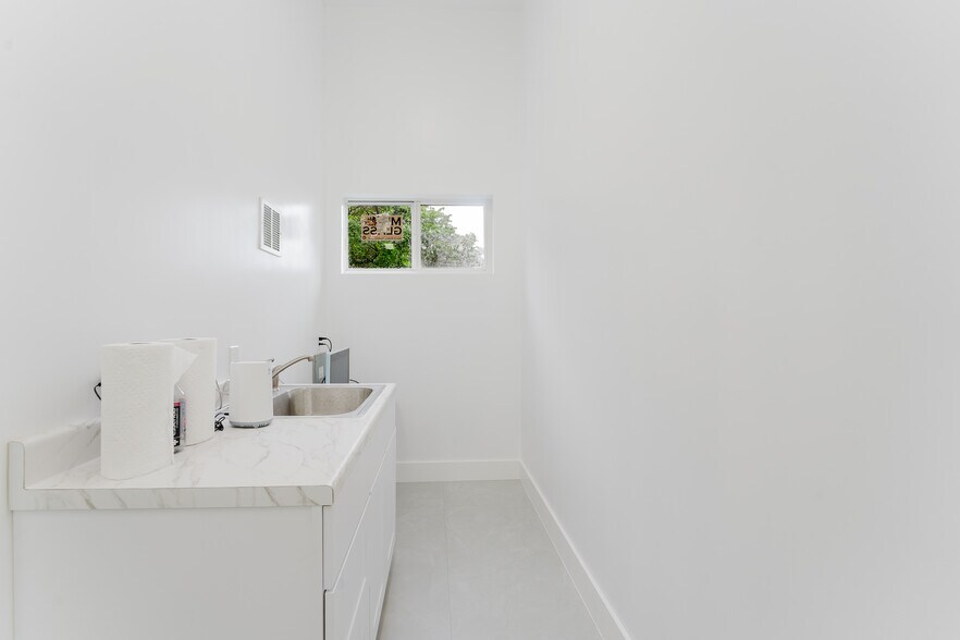 More Photos Of 654 NW 22nd Rd, Fort Lauderdale Light Distribution For Sale