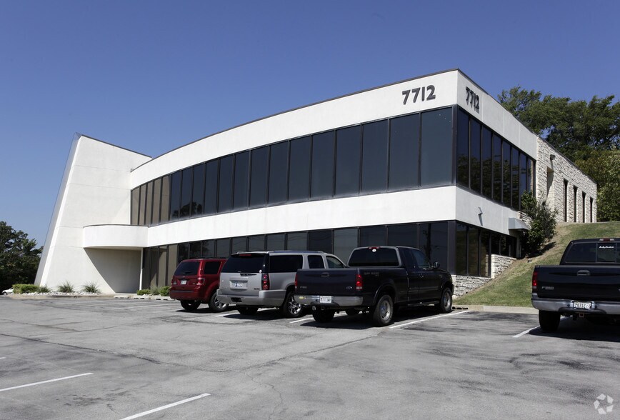 More Photos Of 7712 S Yale Ave, Tulsa Medical For Lease