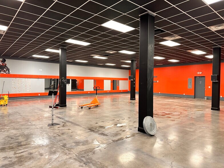 More Photos Of 2019 Fort Campbell Blvd, Clarksville Storefront Retail Office For Lease