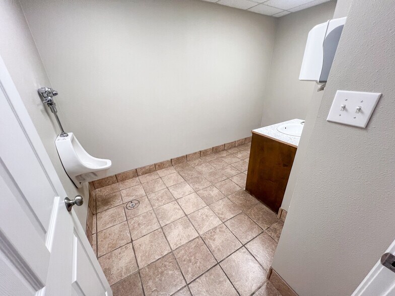 More Photos Of 6610 E Hwy 80 & 6618 E Hwy 80, Midland Industrial For Sale