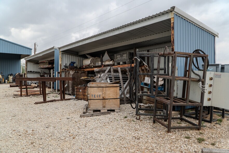 More Photos Of 945 Huser Blvd, Schulenburg Industrial For Lease