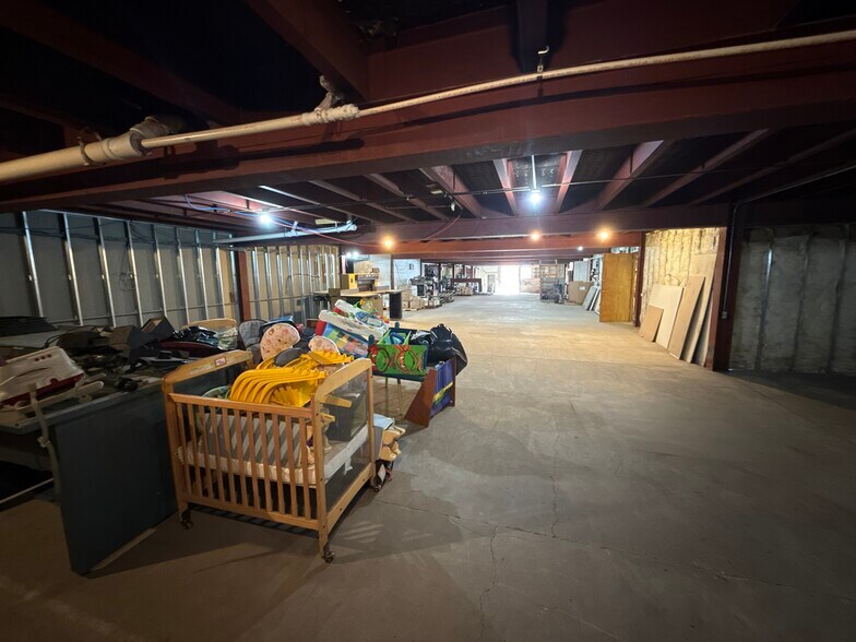 More Photos Of 405 N East St, Carlisle Distribution For Lease