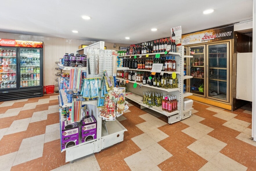 More Photos Of 117 Clinton St, Shrewsbury Freestanding For Sale