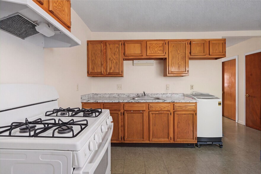 More Photos Of 471 Pond St, Woonsocket Apartments For Sale