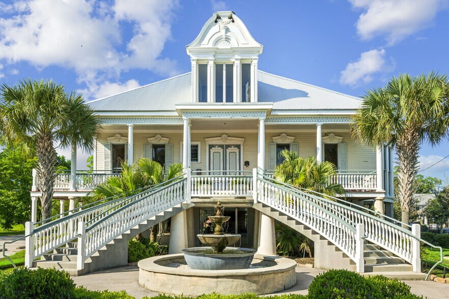 More Photos Of 2001 Lakeshore Dr, Mandeville Office For Sale