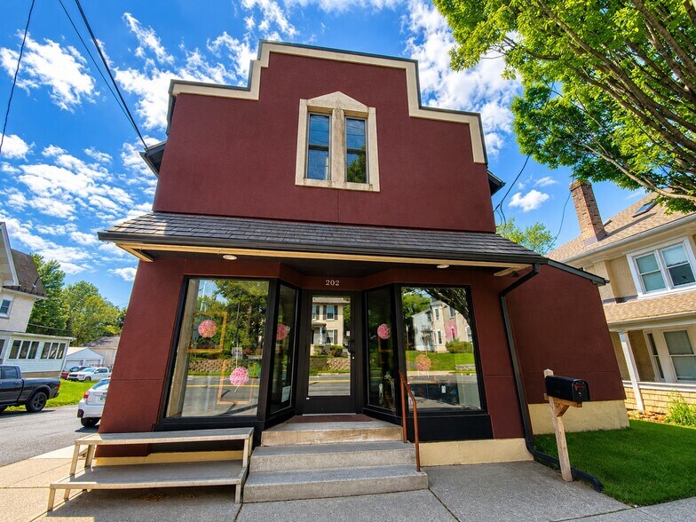 Primary Photo Of 202 Main St, Hellertown General Retail For Lease