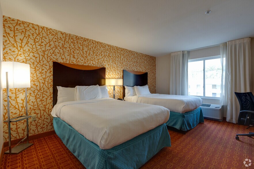 More Photos Of 1319 E King Ave, Kingsland Hotel For Sale