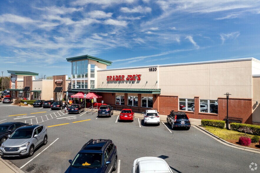 More Photos Of 1816-1824 E Arbors Dr, Charlotte Storefront For Lease