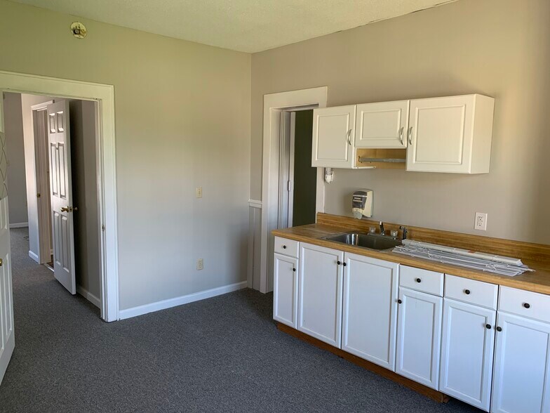 More Photos Of 710 Laurens Rd, Greenville Office For Sale